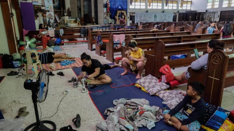 Filipinas: paróquias acolhem famílias afetadas por tufão que já matou 24 pessoas