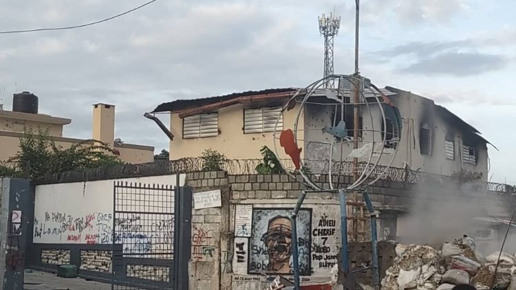 Saqueada e incendiada estrutura das Missionárias da Caridade no Haiti