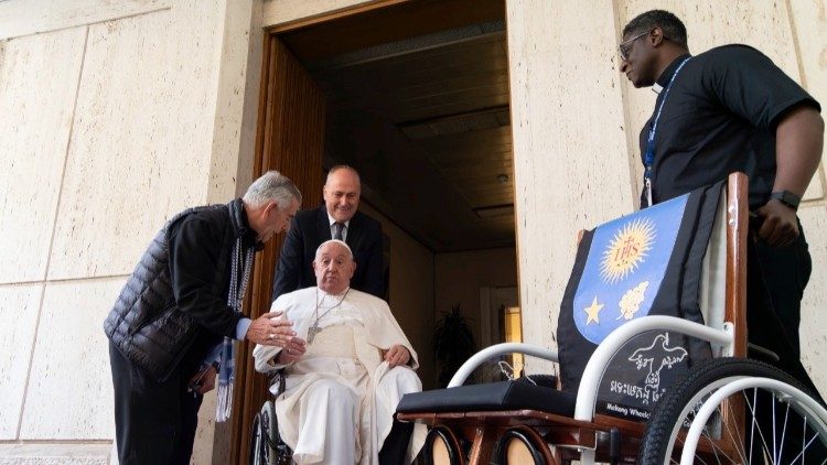 Do Camboja, uma cadeira de rodas especial ao Papa