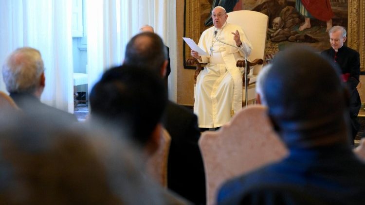 Papa: o carisma Scalabriniano está vivo na Igreja, “migrantes entre migrantes”