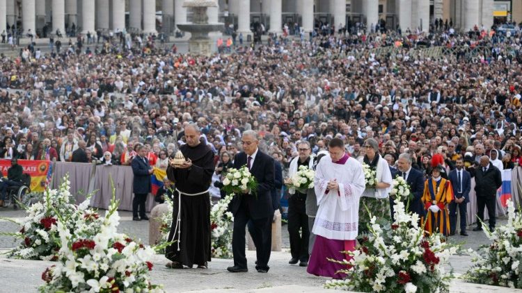 Papa na Missa com canonizações: “vence não quem domina, mas quem serve por amor”