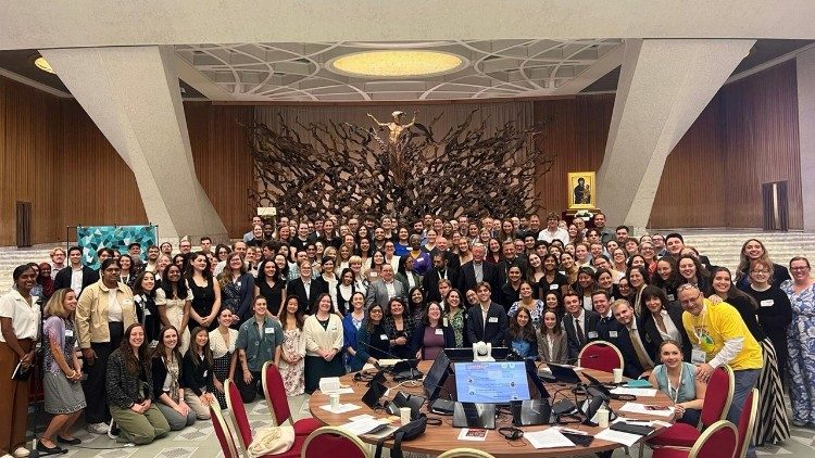O Sínodo se rejuvenesce escutando 150 estudantes universitários