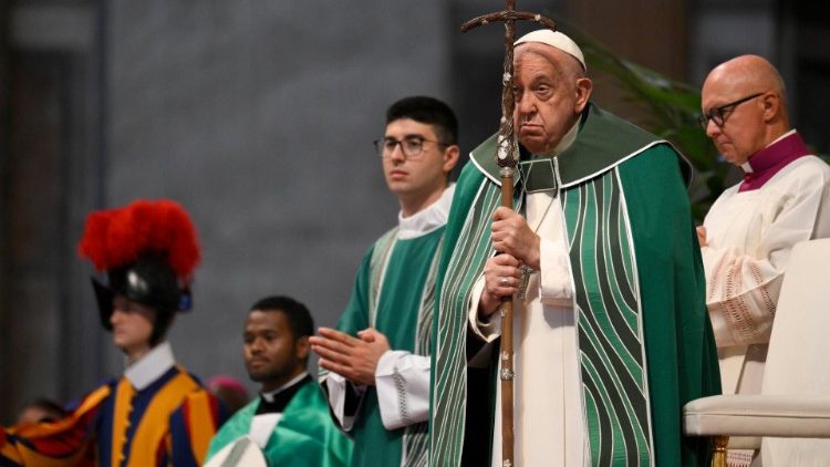 Papa: não uma Igreja acomodada e desistente, mas que “suja as mãos” para servir