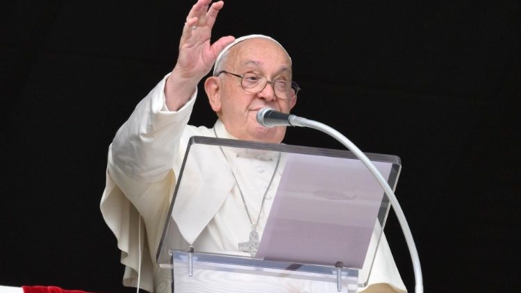 Angelus: caridade é olhar o próximo como fez Jesus, esmola não é beneficência