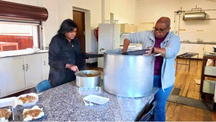 África do Sul: religiosa celebra 25 anos de Vida Consagrada dando de comer aos pobres em 25 semanas