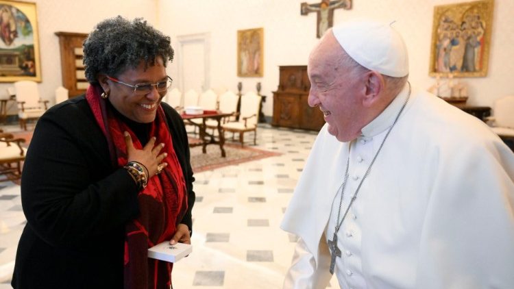 Papa recebe em audiência a primeira-ministra de Barbados
