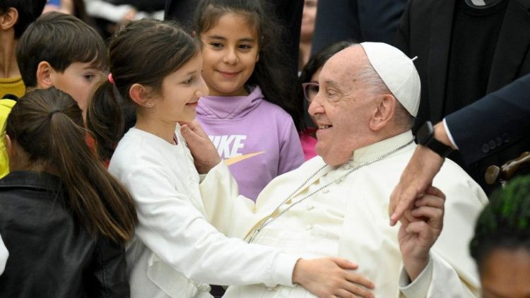 Francisco no Angelus: os pobres não podem esperar, vamos olhá-los nos olhos