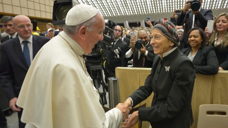 Papa visita Emma Bonino, que há pouco recebeu alta do hospital