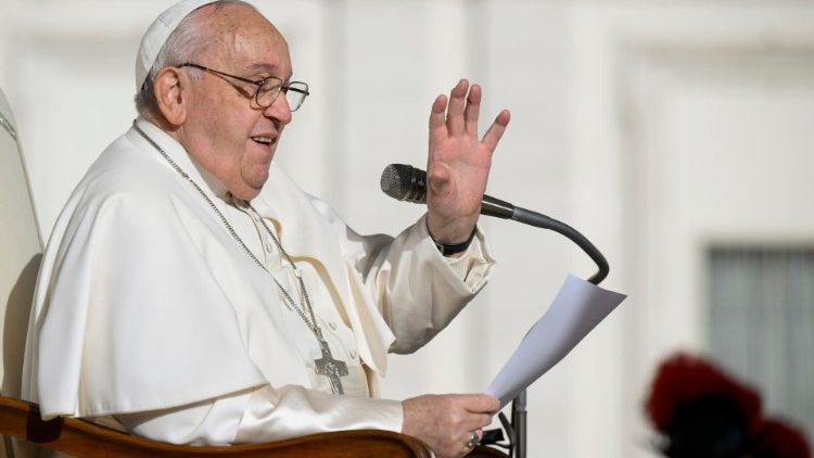 Papa: o Evangelho é boa notícia, não se comunica com a “cara fechada”