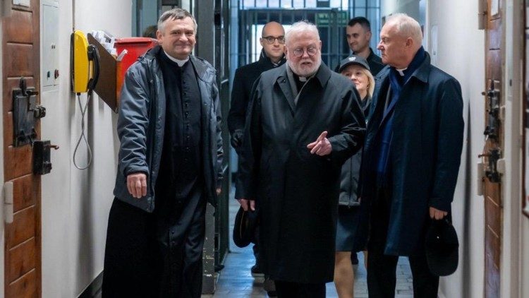 Gallagher encontra detentos que são estudantes de Teologia da Universidade de Lublin