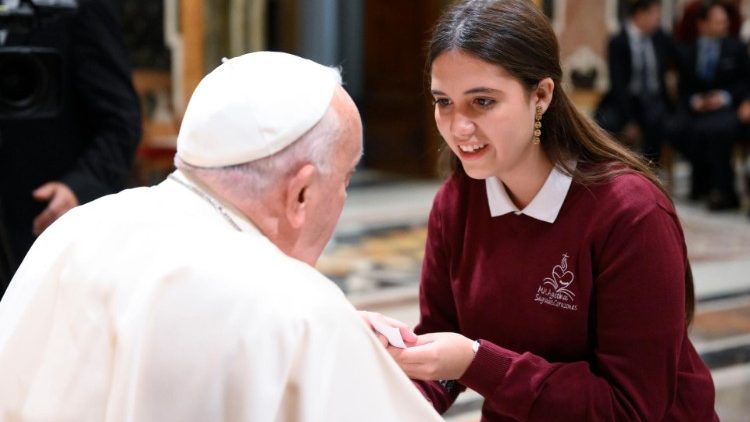 Papa a espanhóis: viver com alegria, mas sem perder de vista quem sofre
