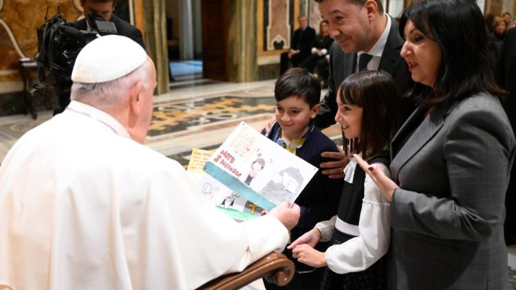 O Papa: uma Igreja aberta. Apoiar os cônjuges e as famílias em sua missão