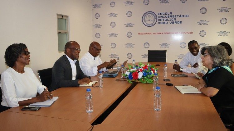 Reitora da Universidade Aberta visita EU Católica de Cabo Verde