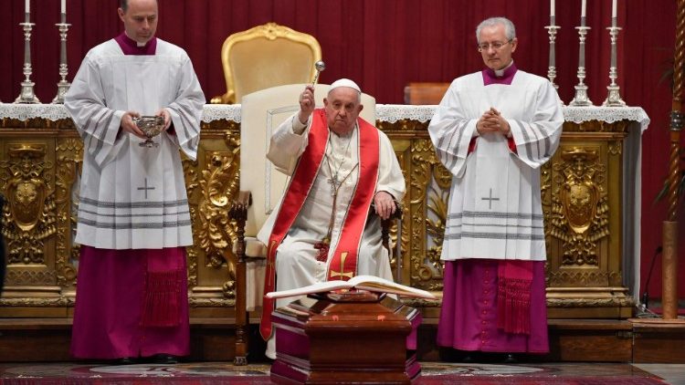 Francisco preside rito final das exéquias do cardeal Miguel Ángel Ayuso Guixot