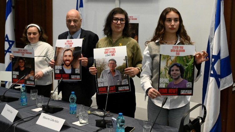 Os ex-reféns israelenses em Roma: um acordo imediato para libertar os prisioneiros em Gaza