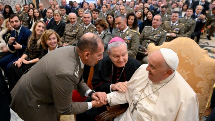 Papa a militares do Exército Italiano: seguir o estilo de Cristo, que veio para servir