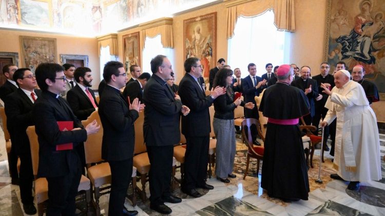 Papa a seminaristas da Espanha: vão até as prisões do desconforto existencial