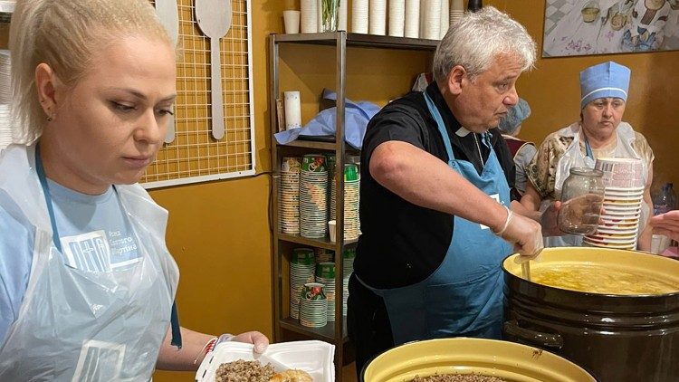 O Dia dos Pobres e os sapatos do Papa para um sem-teto
