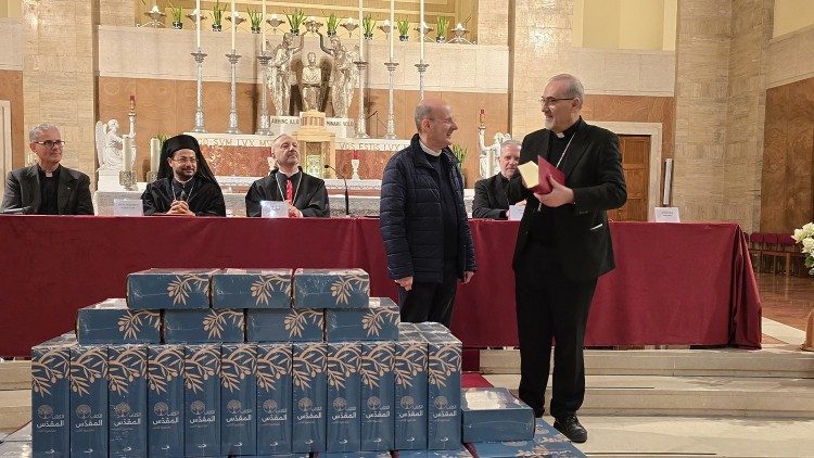 Apresentada versão em árabe de “A Bíblia. Estudem as Escrituras”