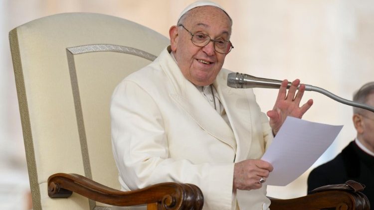 O Papa: Maria é instrumento do Espírito Santo na sua ação santificadora