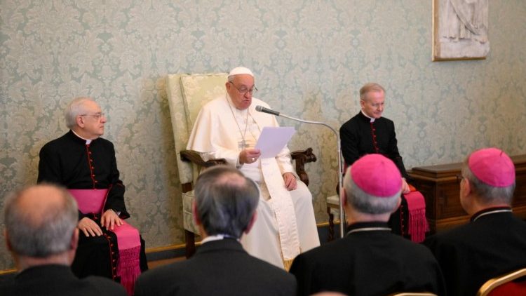 Papa: é preciso unidade e colaboração entre famílias, escolas e sociedade