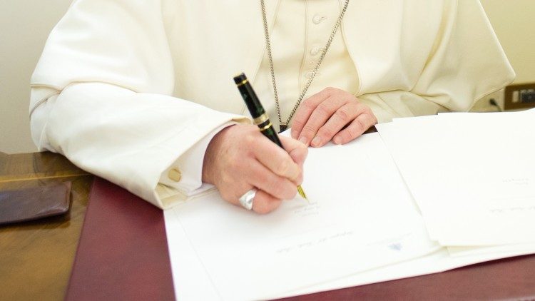 O Papa: estudar a história com a memória do passado para construir um futuro fraterno