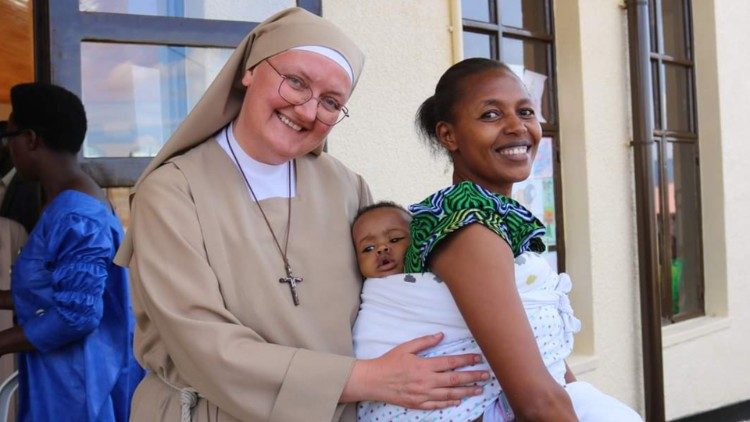 A missão de Irmã Pia gera luz às crianças cegas de Ruanda