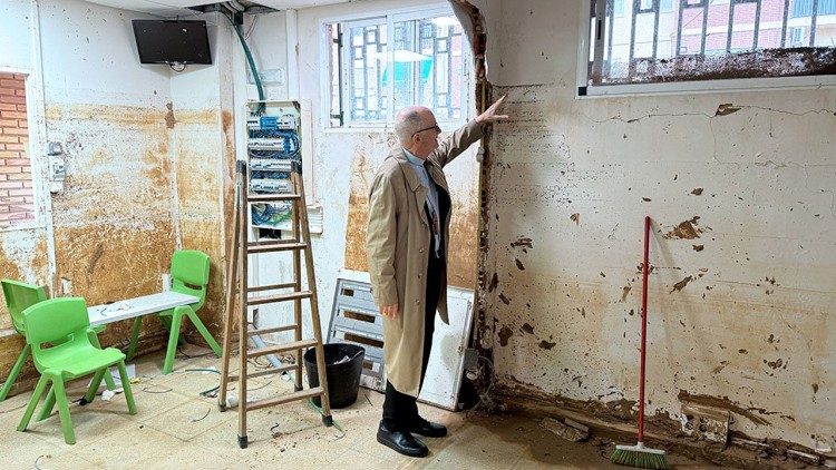 Czerny visita Valência para levar proximidade do Papa às vítimas das enchentes