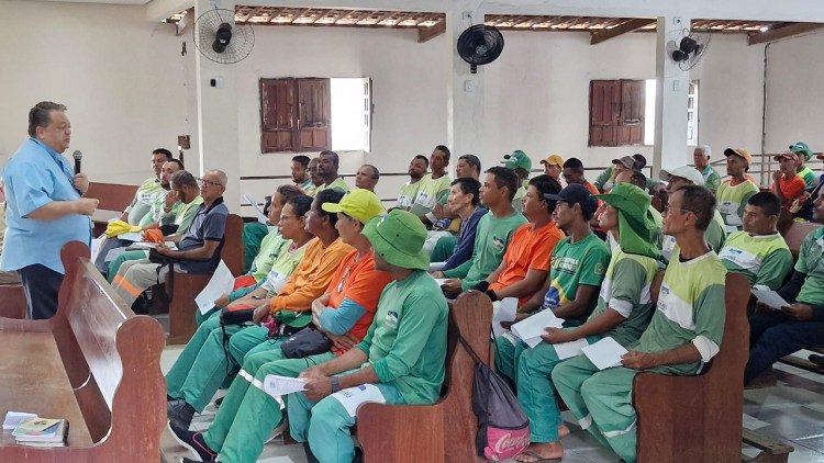 Dia dos Pobres na diocese de Palmares/PE com oração e café da manhã a garis