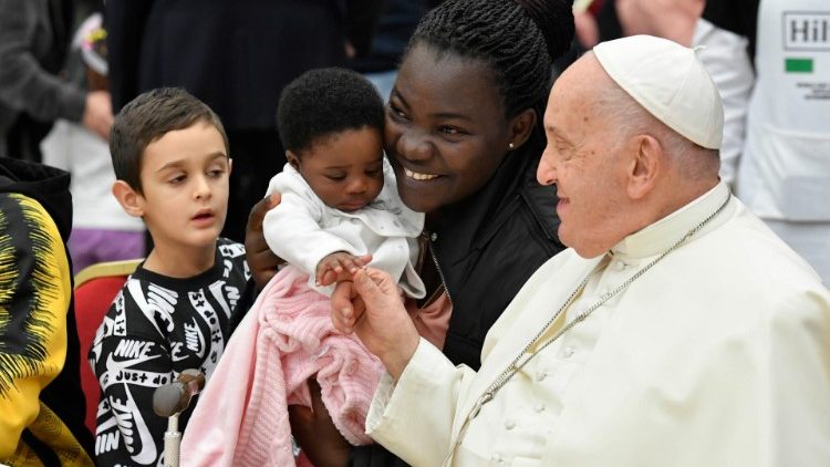 Papa: a defesa da vida deve ser integral, voltada às pessoas e não às ideologias