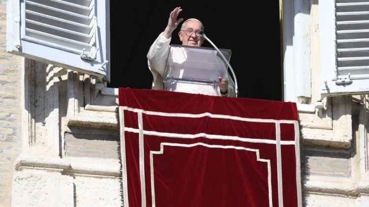 Papa, Angelus: “a fonte de tudo é o amor, nunca separe Deus do homem”