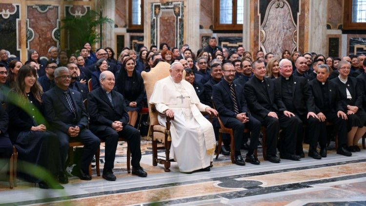 Francisco: é necessário evangelizar também com os meios de comunicação