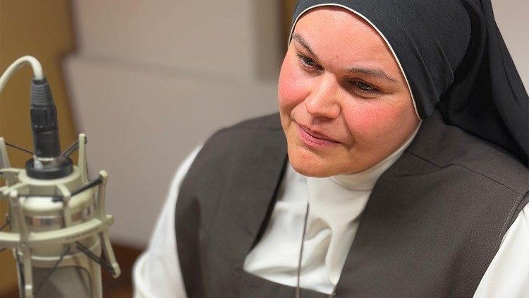 Irmã Ana Paula visita a Rádio Vaticano e fala da sua missão através da música