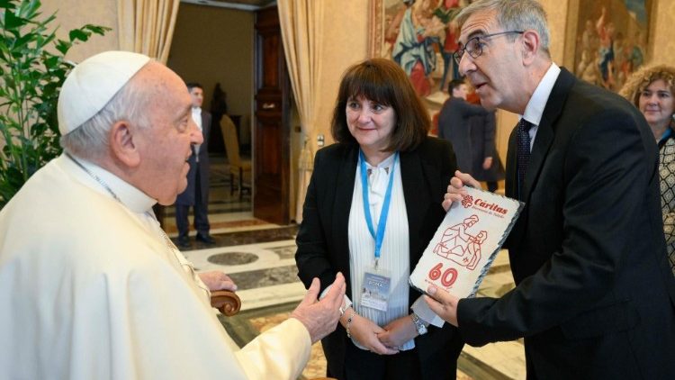 Papa: a linguagem universal da caridade não precisa de tradutor, todos a entendem