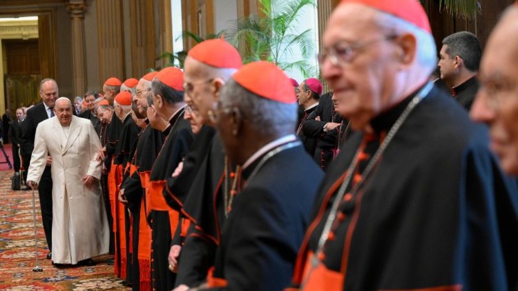 Papa: a humildade é o caminho para que a Cúria Romana seja “artesã de bênçãos”