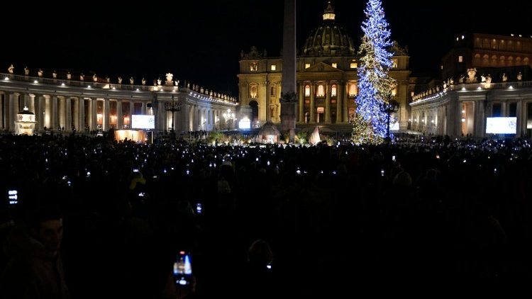 Natal, árvore e presépio inaugurados na Praça de São Pedro