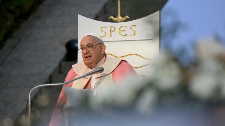 Papa na missa em Ajácio: quem se considera justo não se renova