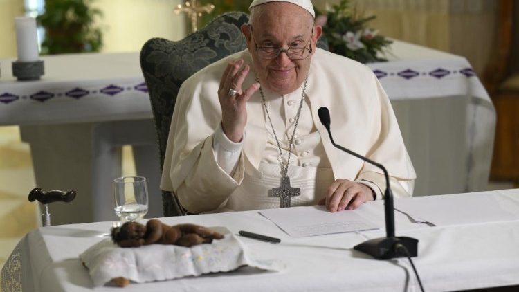 Papa: devemos nos maravilhar com o mistério da vida: “nenhuma criança é um erro”