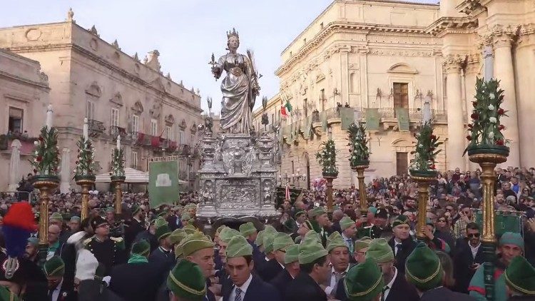 O Papa: Santa Luzia vem até vós para que sejais filhos de um Deus que se faz encontro