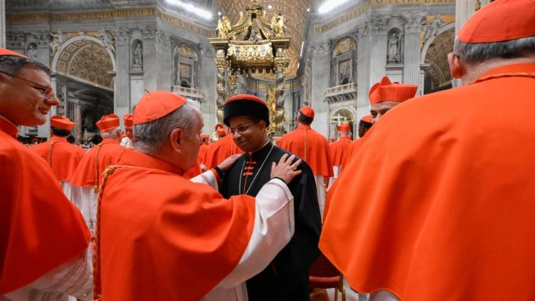 Entre barretes e koukoulion, vestes vermelhas e brancas, a homenagem aos cardeais