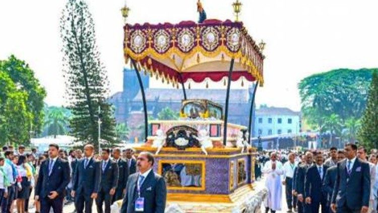 Testemunho de fé de jovens na exposição das relíquias de São Francisco Xavier em Goa, Índia