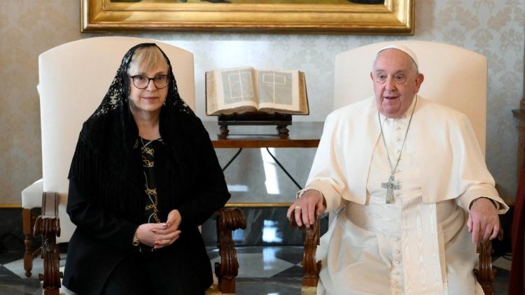 Papa Francisco recebe a presidente da Eslovênia