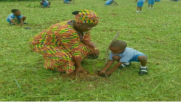 Gana: as irmãs ensinam a plantar árvores com o projeto “Crescer para um amanhã mais verde”