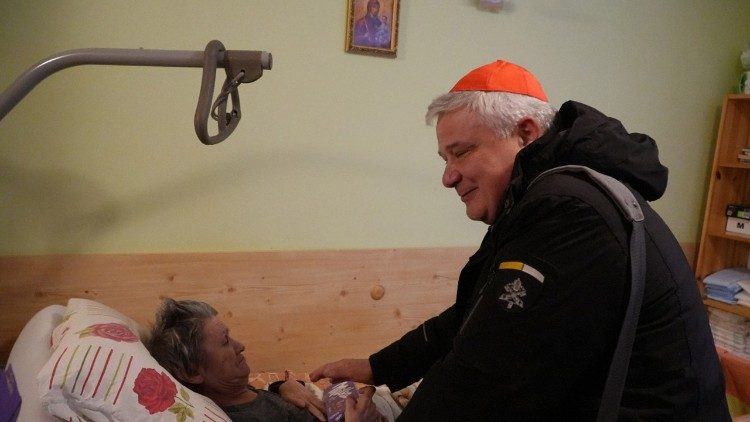 Na Ucrânia ferida pela guerra, Krajewski celebra a Missa de Natal