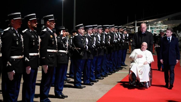 O Papa Francisco partiu de Ajaccio com destino a Roma