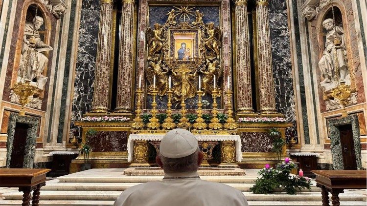 Papa na Basílica de Santa Maria Maior antes de sua viagem a Ajaccio
