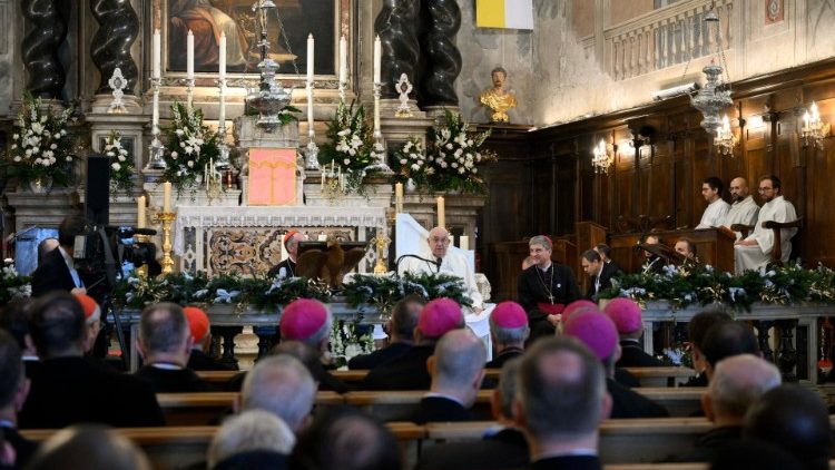 O Papa a religiosos: no centro está o Senhor. Paz para o mundo inteiro