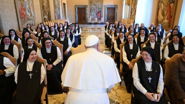 O Papa: que a Palavra de Deus chegue a todos, a fofoca é o contrário do anúncio
