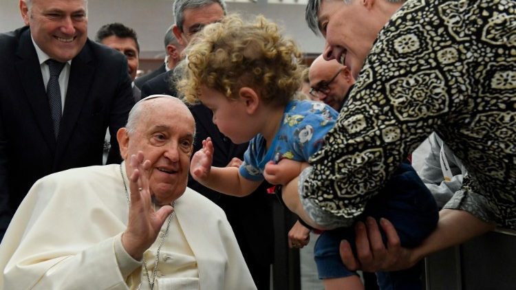 Papa: a mensagem dos presépios é de paz e amor. Chega de guerras e violência!