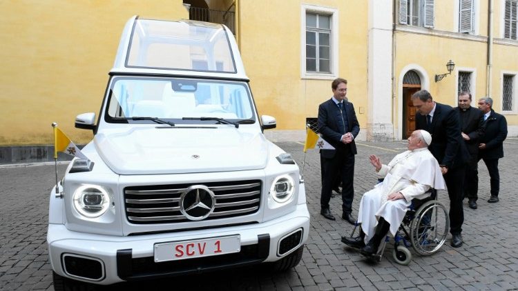 Um novo papamóvel elétrico como presente ao Papa Francisco